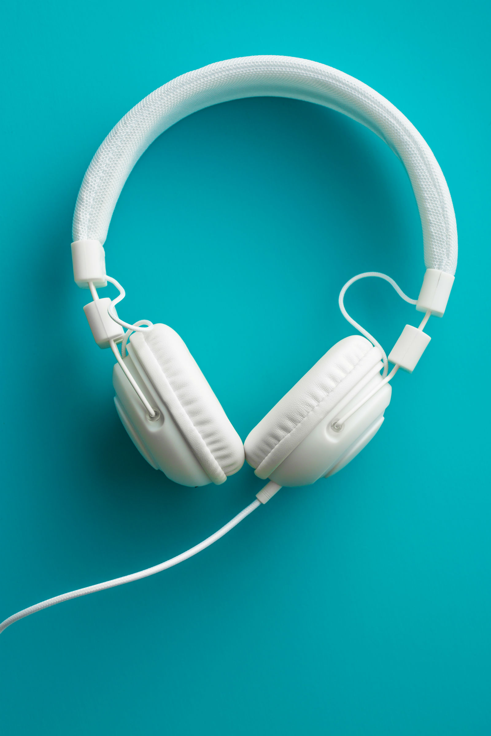 white-vintage-headphones-p3bf8an-w2400-h2400